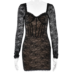 Elegantes figurbetontes schwarzes Spitzenkleid mit langen Ärmeln und herzförmigem Ausschnitt