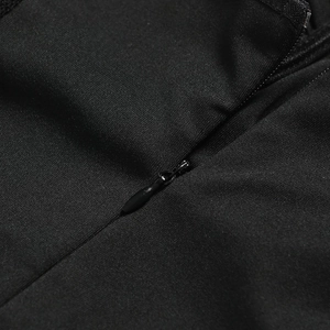 Détail de la fermeture éclair invisible en forme de goutte sur une robe noire