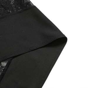 Détail de la couture en dentelle florale noire et de l'ourlet élastique de la robe