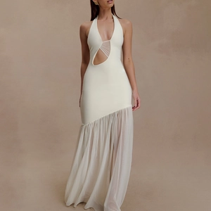 Détail d'une robe longue dos nu avec patchwork en tulle et découpe à la taille