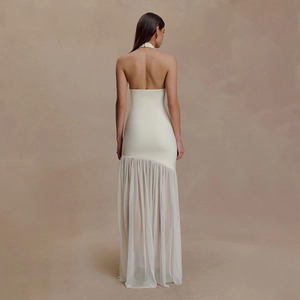 Vue arrière d'une robe maxi blanche dos nu montrant le patchwork en résille élégant
