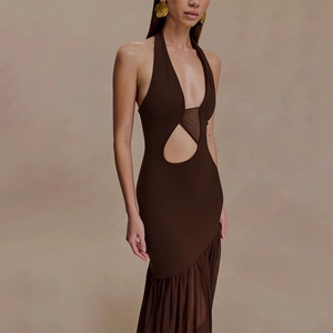 Détails de la robe dos nu marron foncé avec patchwork en tulle et découpes à la taille