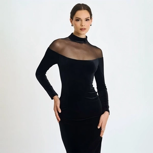 Dettaglio dell'elegante abito in velluto nero con inserti in mesh e collo alto