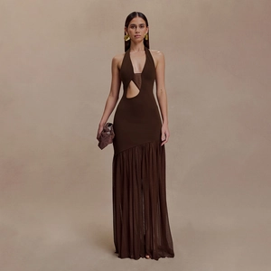 Détail de robe licou marron café avec découpes à la taille et empiècements en résille