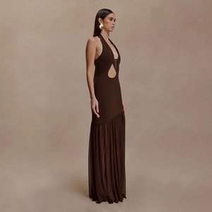Robe longue dos nu en mesh marron foncé avec découpe à la taille et patchwork élégant