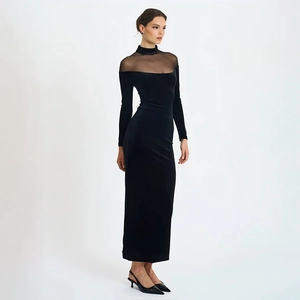 Elegante abito lungo in velluto nero con inserto in rete trasparente e collo alto