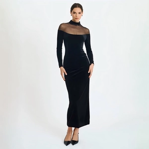 Dettaglio dell'elegante abito lungo in velluto nero con scollo in rete trasparente e collo alto