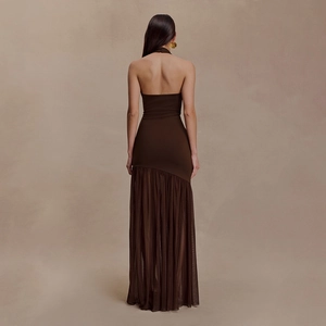 Robe longue dos nu marron foncé élégante avec empiècements en tulle et coupe ajustée