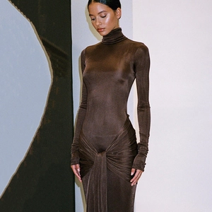 Robe longue ajustée à col montant et manches longues avec détail drapé à la taille