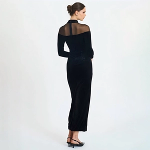 Elegante abito lungo nero con patchwork a rete e collo alto in vestibilità aderente