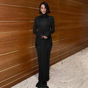 Robe longue noire élégante à manches longues, col haut et nœud à la taille