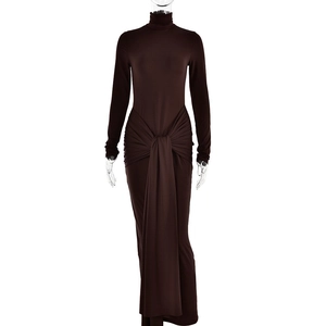 Robe longue élégante marron foncé à col montant et manches longues avec nœud à la taille