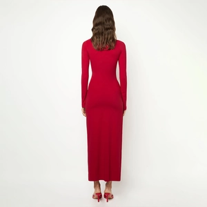 Robe longue rouge ajustée à manches longues avec fente latérale vue de dos