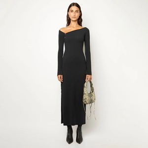 Détail des boutons latéraux en métal sur une robe noire ajustée avec une fente haute