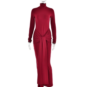 Robe longue rouge foncé à manches longues avec col montant et détail torsadé