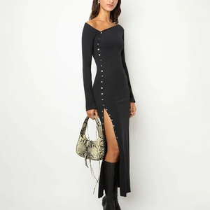 Robe longue noire élégante à manches longues avec boutons argentés et fente haute