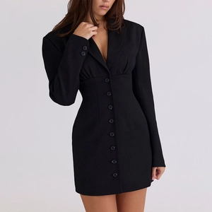Elegante abito blazer nero con scollo a V, vita aderente e dettagli con bottoni frontali