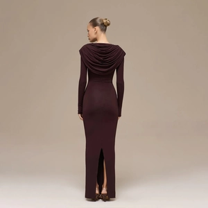 Elegante abito lungo marrone cioccolato a maniche lunghe con schiena drappeggiata e spacco