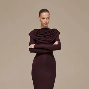 Dettaglio dell'elegante scollo a cappuccio sull'abito lungo bordeaux a maniche lunghe