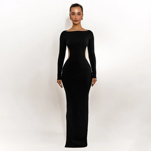 Détail des découpes à la taille en forme de croissant et manches longues d'une robe noire