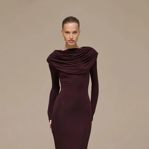Dettaglio dello scollo a cappuccio e maniche lunghe di un abito bordeaux elegante