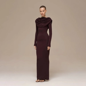 Dettaglio dell'elegante abito a maniche lunghe con scollo a cappuccio e spacco bordeaux