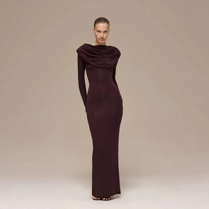 Elegante abito lungo marrone scuro a maniche lunghe con scollo a cappuccio e spacco