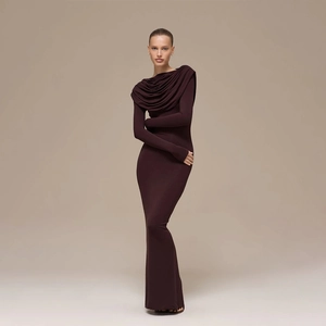 Elegante abito lungo bordeaux con maniche lunghe, scollo a drappeggio e silhouette aderente