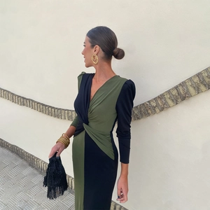 Détail de la robe élégante à col en V avec nœud à la taille vert olive et noir