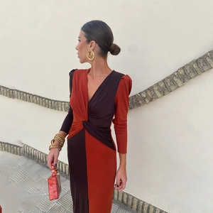 Robe moulante élégante à col en V et manches longues avec design bicolore orange et marron