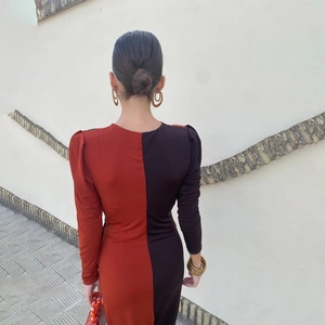 Robe moulante élégante bicolore rouge et marron avec col en V et manches longues