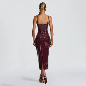 Robe midi moulante en similicuir brillant rouge vin avec bretelles et fente au dos