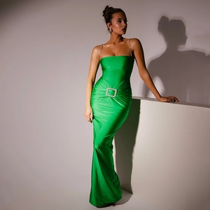 Robe élégante en satin vert émeraude avec bretelles strass et boucle froncée à la taille