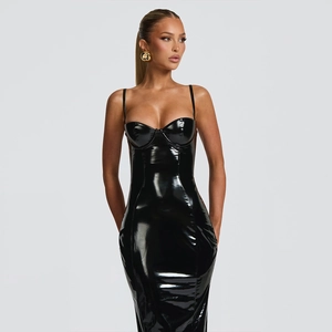 Détail d'une robe midi en latex noir brillant avec bretelles et bonnets à armatures