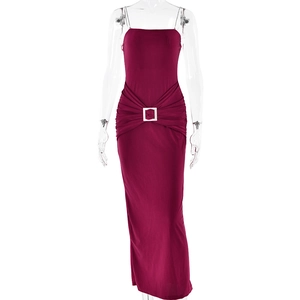 Robe de soirée rouge foncé à bretelles en strass, aspect soyeux et boucle à la taille