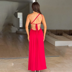 Elegantes rückenfreies rotes Maxikleid mit hohem Schlitz und One-Shoulder-Träger