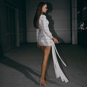 Robe courte blanche moulante à manches longues avec imprimé logo et franges