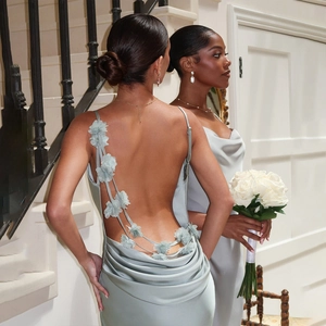 Robe longue en satin vert sauge dos nu avec bretelles fleuries et coupe ajustée élégante