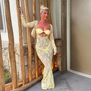 Sexy gelbes Spitzenkleid mit langen Ärmeln und Cut-Out-Details für den Sommerurlaub