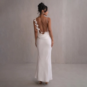Robe de soirée longue dos nu en satin blanc perle avec fleurs 3D sur la bretelle