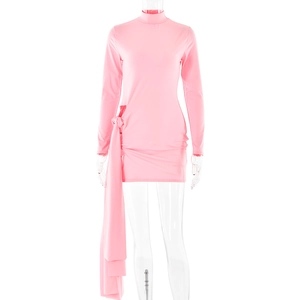 Robe mini moulante rose à manches longues avec col montant et nœud sur le côté