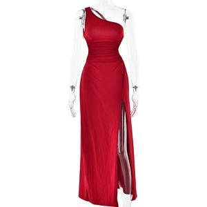 Elegantes, leuchtend rotes One-Shoulder-Maxikleid mit Taillenraffung und Beinschlitz