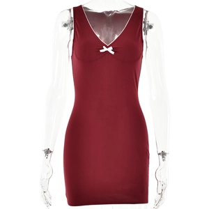 Robe courte moulante sans manches bordeaux avec col en V et détail nœud blanc