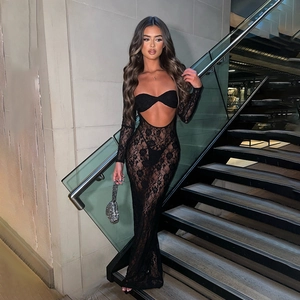 Sexy schwarzes Maxikleid aus floraler Spitze mit Cut-Outs und langen Ärmeln in schmaler Form