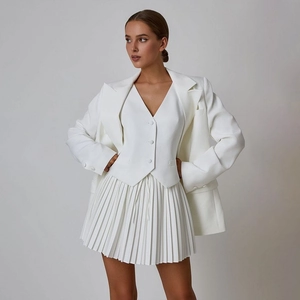 Ensemble 3 pièces blanc pour femme avec blazer, gilet col V et mini-jupe plissée