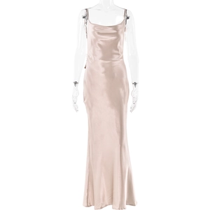 Robe longue élégante en satin champagne avec fines bretelles et coupe ajustée