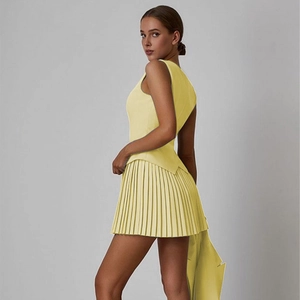 Ensemble moderne jaune clair avec gilet sans manches col V et jupe plissée élégante