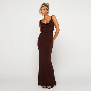 Elegantes ärmelloses schokoladenbraunes Maxikleid mit Wasserfall-Ausschnitt und Rückenausschnitt