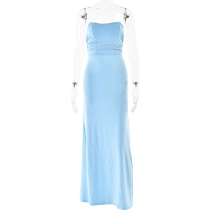 Robe longue bustier bleu clair moulante avec plis élégants et silhouette près du corps