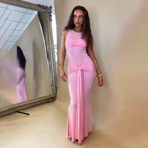 Robe longue sans manches rose avec détail de nœud torsadé et plis ajustés élégants
